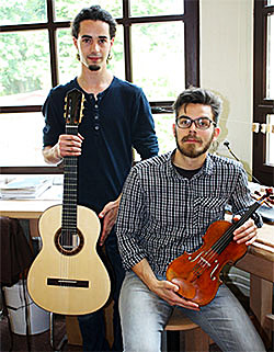 Foto: Ole Jacob Nordheim und Vincent Humml. Sieger des diesjährigen internationalen Instrumentenbauwettbewerbs der Geigenbauschule in Cheb (Tschechien).