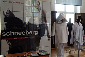 Vorschaubild zum Beitrag: Hochschulinformationstag. Angewandte Kunst Schneeberg – ein HIT. Ausstellung von Mode.