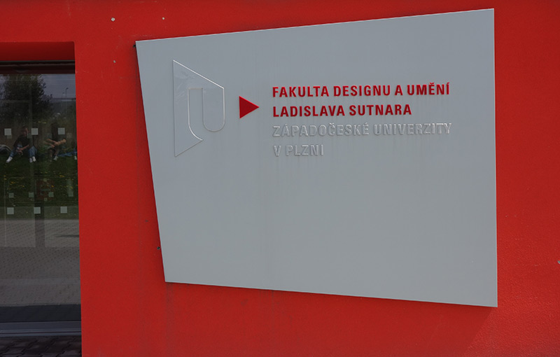 Foto: Eingangsschild. Ladislav Sutnar Faculty of Design and Art of the University of West Bohemia (Eingang)