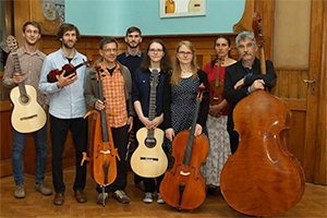 Gruppenbild: Absolventen des Studiengangs Musikinstrumentenbau 2017