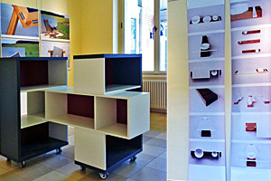 Fotoreihe: 2 Bilder. Designmöbel. Ausstellung in der Galerie im KÖNIGLICHEN KURHAUS Bad Elster. Veranstaltungsreihe mit dem Thema "HOLZ ALS GUT"
