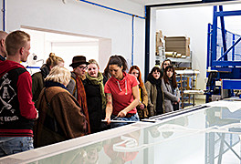 Fotoreihe: 2 Bilder. Die Studierenden der Studienrichtung Textilkunst/Textildesign begaben sich am 13.03.2017 nach Plauen, um bei ihrem aktuellen Praxispartner, der Firma Sensuna GmbH, einen Einblick in die Produktionsstätten zu erhalten.