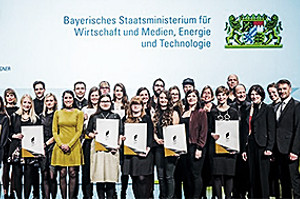 Gruppenbild: Nach der Preisverleihung. Modeabsolventin Jill Röbenack gewinnt Bayrischen Staatspreis für Nachwuchsdesign