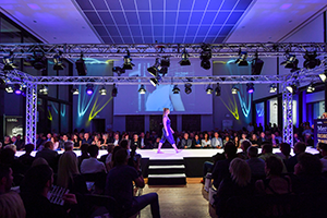 Foto: Ein Model auf dem Laufsteg zur Mercedes Fashion Night.