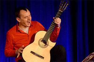 Foto: Frank Fröhlich mit Gitarre, Konzertlesung – Gitarre – Solo.