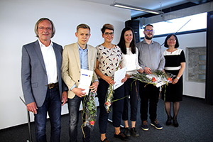 Gruppenbild: Vorstandsvorsitzender des Mentor e.V., Dr. Peter Mietke (v.l.n.r.) mit den WHZ-Absolventen Jules Morack, Denise Benzing, Elisabeth Schubert und Maximilian Stange sowie Prof. Hui-fang Chiao, amtierende Rektorin der Westsächsischen Hochschule Zwickau.