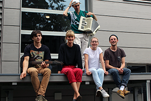 Foto: v.l.n.r.: Gitarrist Jacob Schmidt, Sängerin Fabienne Vogel, Percussionist und Bandoneon-Spieler Lino Ehrenstein, Galeristin Rosi Gröschl und Tontechniker Phillipp Busch.
