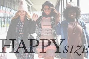 Foto: Mit Aufschrift Happy Size. Drei Frauen laufen nebeneinander zukommend.
