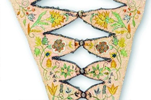Foto: Textiles Kleid Exponat. 1500 Jahre Stickerei in der Mode.