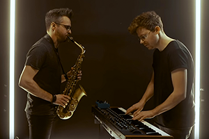 Foto: Neujahrskonzert in der Galerie. Abbildung eines Musikerduos mit Saxophon und Keyboard.