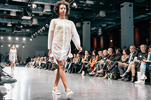 Foto: Zur NEO.FASHION.2020 in Berlin. Modell Kristin Noack auf dem Laufsteg.