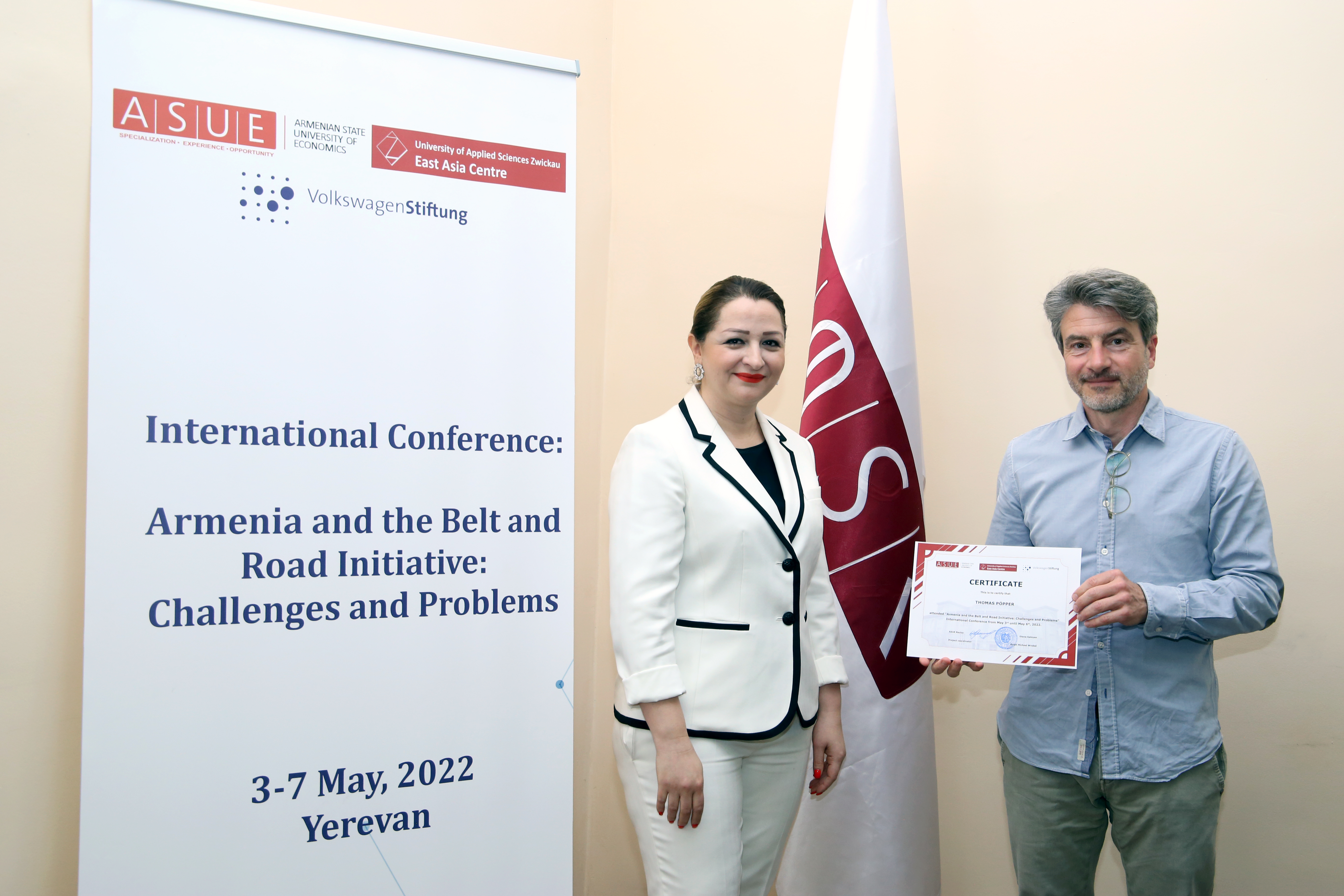 Foto: Thomas Pöpper mit Professorin Diana Galoyan, Rektorin der ASUE (Armenian State University of Economics)