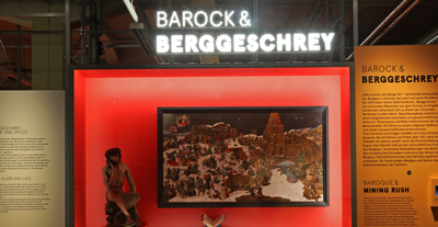 Foto: Raumansicht der „Boom …“-Ausstellung, 2020, Zwickau, sogenannter Audi-Bau, Vitrine mit Exponaten von Breuer, Agricola und Tübke (propicture/Ralph Köhler, Meerane i. Sa.)