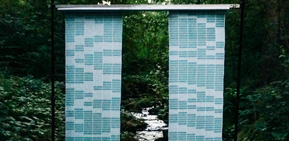 Zwei Textilien des Bachelorprojekts REPRINT von Julia Gäse – im Handsiebdruck mit biologisch abbaubarer Farbpaste gedruckt. (Foto: Julia Gäse)