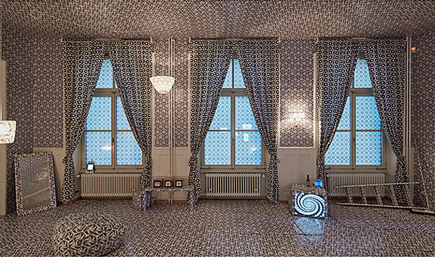 Foto 2: Drei Fenster in einem Erker mit Vorhängen. Zusammenarbeit mit Schweizer Projektgruppe Delgadofuchs