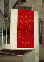 Foto 1: Studienarbeiten. Webstoff Banner an einen Altar gehangen.