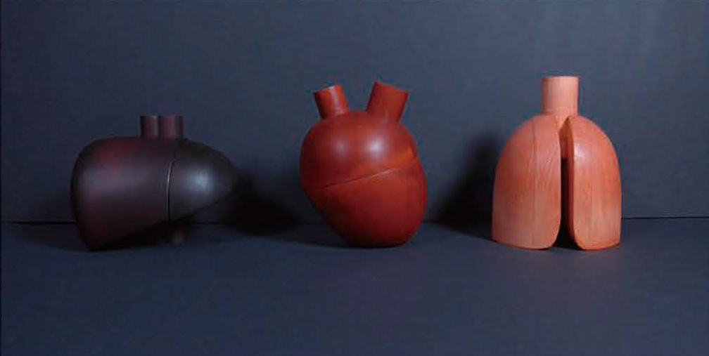 Foto: Master-Abschlussarbeit "Cured Organs – Räucherobjekte" von Jingya Zhang, 2021, Räucherobjekte aus Holz, welche menschlichen Organen nachempfunden sind