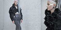 Foto: Laura Krettek zum Modethema: Inter/action. Ein Model präsentiert das Modedesign.