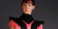 Foto: Sylvia Schmidt mit dem Thema Zwiespalt. Ein Model präsentiert das Modedesign.
