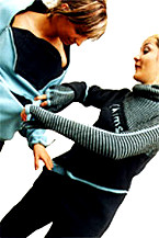 Foto: Modell von Nicole Goymann. Zwei Models präsentieren das Modedesign.