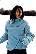 Foto: Modell von Melanie Kühnert. Ein Model präsentiert das Modedesign.