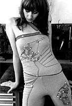 Foto: Modell von Adele Prostinak. Ein Model präsentiert Funktionsunterwäsche.