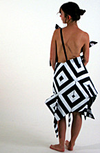 Foto: Modell von Anne-Charlott Riedzewski. Ein Model präsentiert das Modedesign.