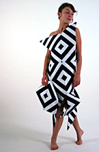 Foto: Modell von Anne-Charlott Riedzewski. Ein Model präsentiert das Modedesign.