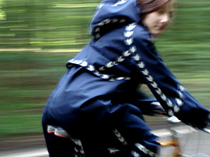 Foto: Modell von Anne-Charlott Riedzewski. Ein Model präsentiert ein Hosendesign.