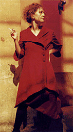 Foto: Modell von Sabine Zinsmeyer. Ein Model präsentiert ein Modedesign zum Thema Klassik.