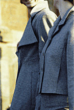 Foto: Modelle von Antje Zehhar / Silvana Arnold. Zwei Models präsentieren jeweils ein Modedesign zum Thema Klassik.