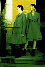 Foto: 2 Modelle von Antje Zehhar / Silvana Arnold. Zwei Models präsentieren ein Modedesign zum Thema Klassik.