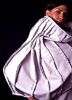 Foto: Modell von Anne-Charlott Riedzewski. Ein Model präsentiert ein Modedesign zum Thema Kurven und Geraden.