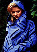 Foto: Modell von Alix Holldack. Ein Model präsentiert ein Modedesign zum Thema Kurven und Geraden.