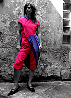 Foto: Modell von Christiane Schwallmann. Ein Model präsentiert ein Modedesign zum Thema Kurven und Geraden.