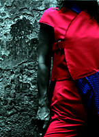 Foto (Nahaufnahme): Modell von Christiane Schwallmann. Ein Model präsentiert ein Modedesign zum Thema Kurven und Geraden.