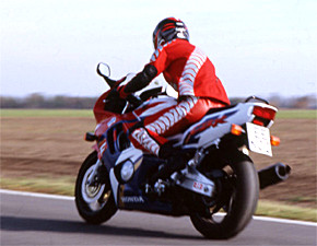 Foto: Modell von Carsta Köhler. Ein Model präsentiert ein Modedesign zum Thema Motorradfahren in aller Welt.