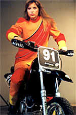 Foto: Modell von Sabina Steudtner. Ein Model präsentiert ein Modedesign zum Thema Motorradfahren in aller Welt.