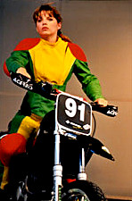 Foto: Modell von Juliane Schmidt. Ein Model präsentiert ein Modedesign zum Thema Motorradfahren in aller Welt.