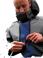 Modell u. Foto von Bianca Keller. Ein Model präsentiert ein Modedesign zum Thema Skilanglauf - Back to the Future.