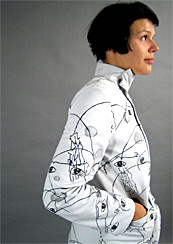 Modell u. Foto von Anne-Charlott Riedzewski. Ein Model präsentiert ein Modedesign zum Thema Skilanglauf - Back to the Future.