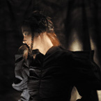 Foto 2: Doreen Thierfelder mit dem Thema: Die innere Schönheit – upside down. Ein Model präsentiert die Kollektion.