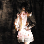 Foto 4: Doreen Thierfelder mit dem Thema: Die innere Schönheit – upside down. Ein Model präsentiert die Kollektion.