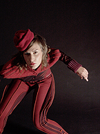 Foto 3: Daniela Wolf mit dem Thema: Traumtänzer. Menschen – Kleider - Illusionen. Ein Model präsentiert die Kollektion.