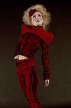 Foto 1: Daniela Wolf mit dem Thema: Traumtänzer. Menschen – Kleider - Illusionen. Ein Model präsentiert die Kollektion.