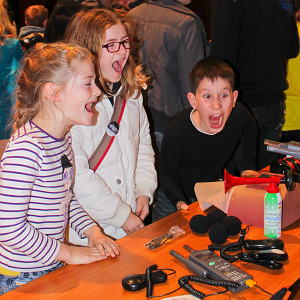 Foto: Drei Kinder stehen Stand der Schallpegelmessung zur Lange Nacht der Technik 2014.