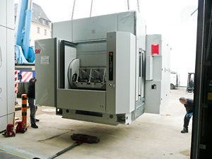 Foto: Die Werkzeugmaschine wird vor dem Eingangstor der Laborhalle vom Kran herab gelassen.