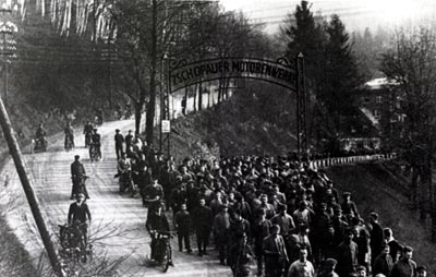 Foto: Eingangsbereich der Zschopauer Motorenwerk mit einer Schlange von Arbeitern.