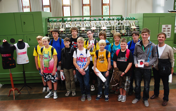 Gruppenfoto: Schüler und Betreuer nach erfolgreichem Abschluss ihres textilen Experimentaltags.