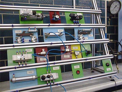 Foto 8: Hydraulische und Pneumatische Antriebe und Steuerungen